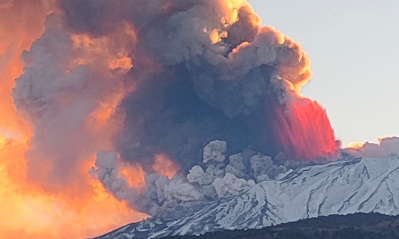 Etna, fontane di lava dal Cratere di Sudest: cenere e lapilli a Catania, Nicolosi e Mascalucia