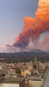 Etna, fontane di lava dal Cratere di Sudest: cenere e lapilli a Catania, Nicolosi e Mascalucia