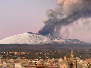 Etna, fontane di lava dal Cratere di Sudest: cenere e lapilli a Catania, Nicolosi e Mascalucia