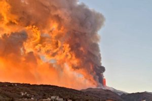 Etna, l’aeroporto Fontanarossa torna operativo dopo la pioggia di cenere: lo spettacolo della fontana di lava