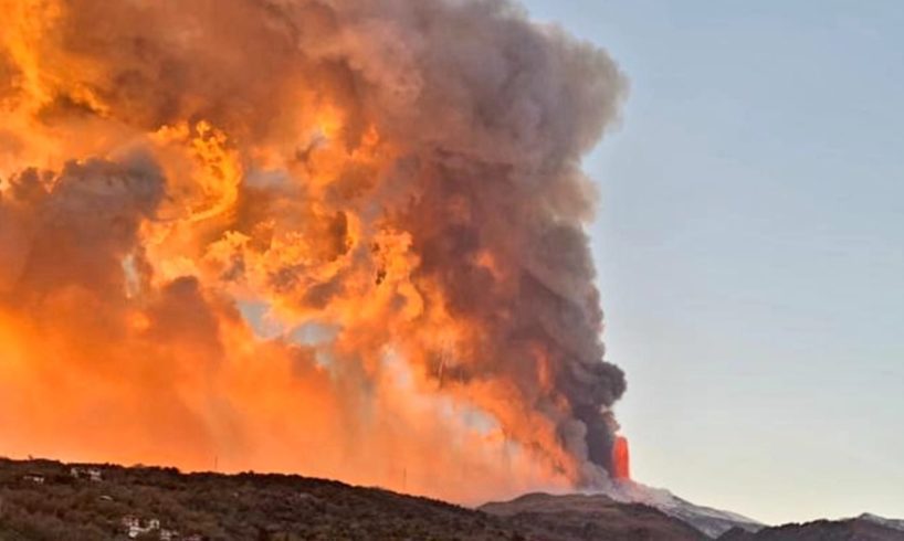 Etna, l’aeroporto Fontanarossa torna operativo dopo la pioggia di cenere: lo spettacolo della fontana di lava