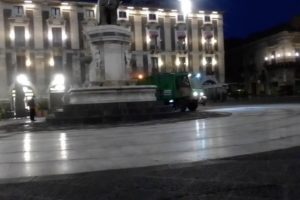 Catania, Comune ripulisce le strade dopo la pioggia di cenere: circolazione vietata ai mezzi a due ruote