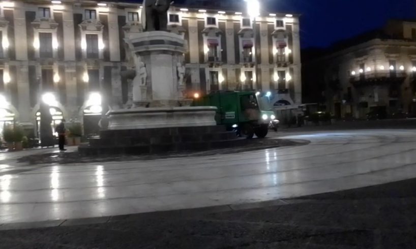 Catania, Comune ripulisce le strade dopo la pioggia di cenere: circolazione vietata ai mezzi a due ruote