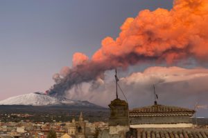 Etna, nuovo trabocco lavico: flusso verso la Valle del Bove