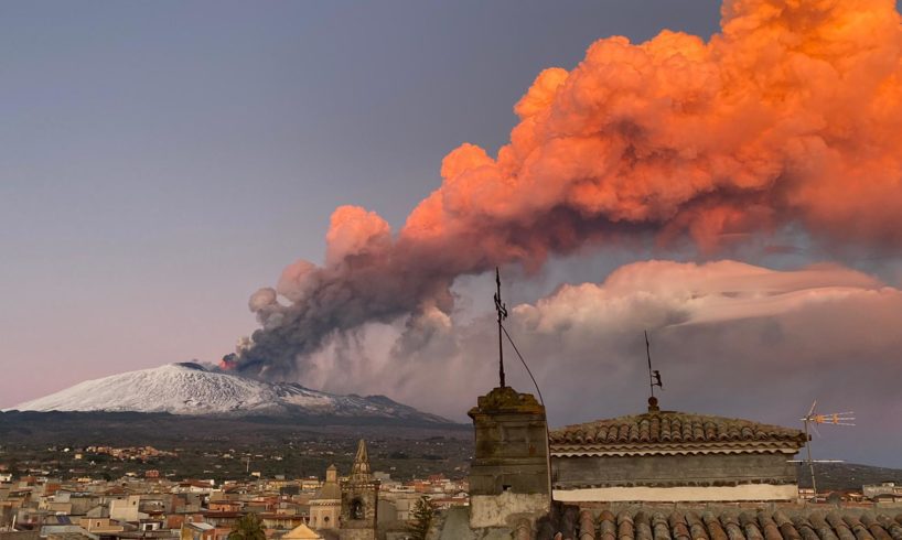 Etna, nuovo trabocco lavico: flusso verso la Valle del Bove