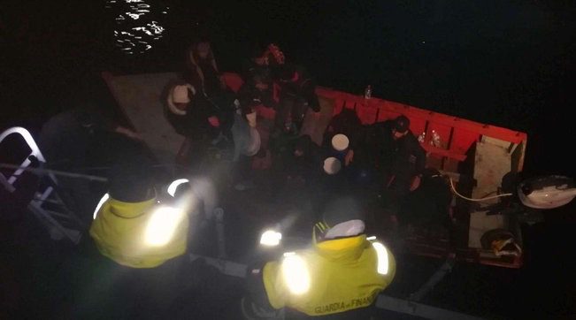 Migranti, barcone si ribalta nella notte durante trasbordo: 47 in salvo