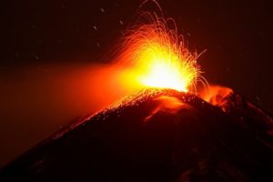 Etna, fontane di lava nella notte: dura un’ora la nuova fase parossistica