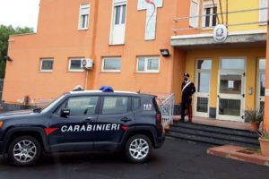 Adrano, segrega in casa l’ex fidanzata: l’ex marito corre in aiuto e aggredisce il fratello