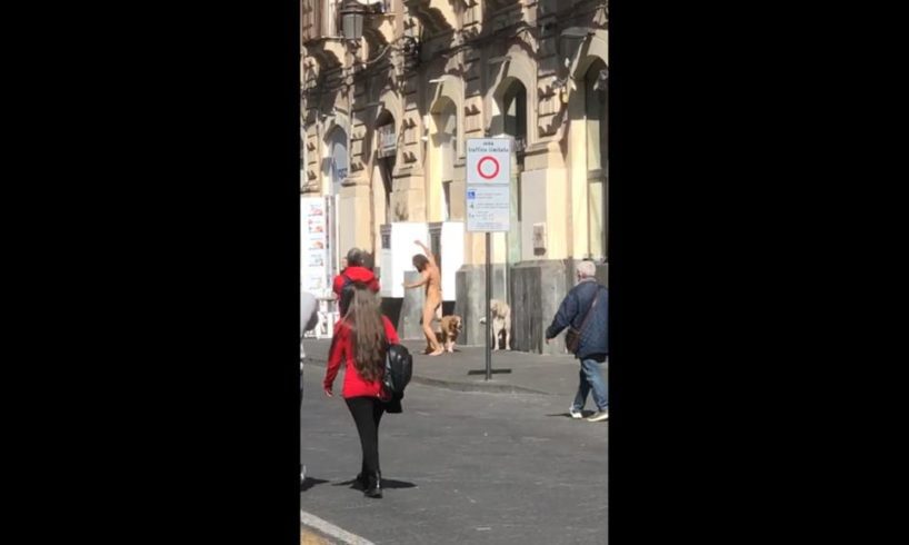 Catania, senzatetto austriaco gira nudo per le vie del centro storico: bloccato in via Etnea (VIDEO)