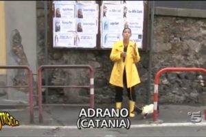 Adrano, l’inviata di Striscia la Notizia e ‘il morto che cammina’: il video del 2017 dopo i manifesti a lutto (VIDEO)