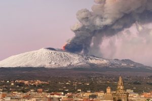 Etna, si è ‘spenta’ la fontana di lava dal cratere di sud-est: in diminuzione il tremore vulcanico