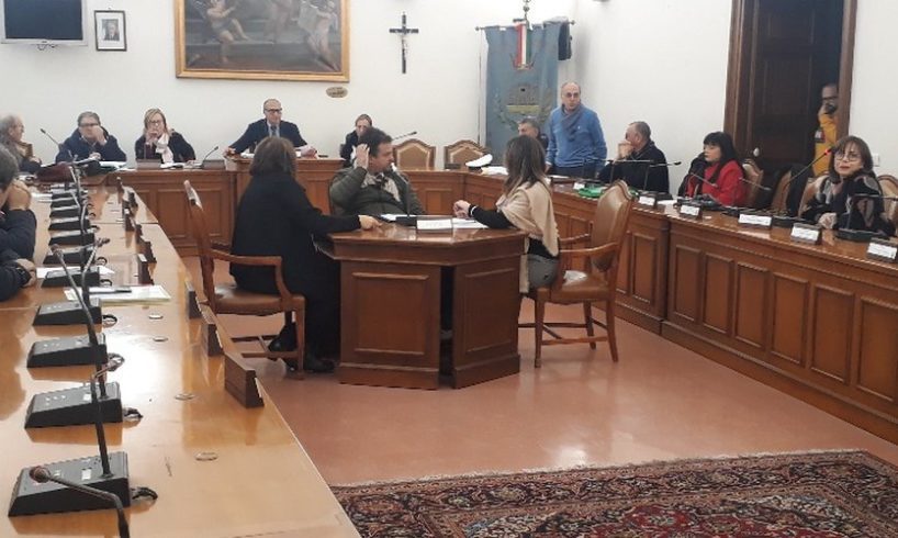 Paternò, al Comune ‘sprofondo rosso’ di 26 milioni nel Consuntivo: Sambataro stoppa la commissione