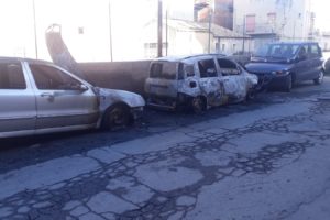 Adrano, tre auto in fiamme in via D’Annunzio: incerta la matrice del rogo