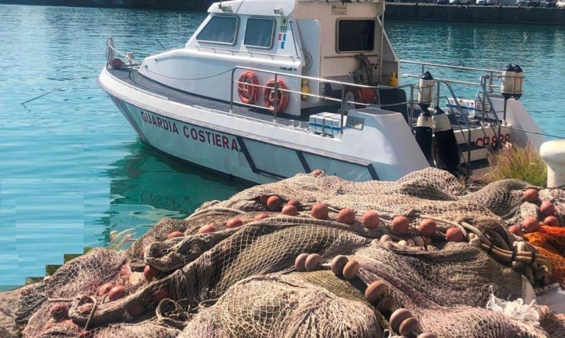 Catania, operazione della Guardia Costiera contro la pesca illegale di ‘novellame di sarda’: attrezzature sequestrate