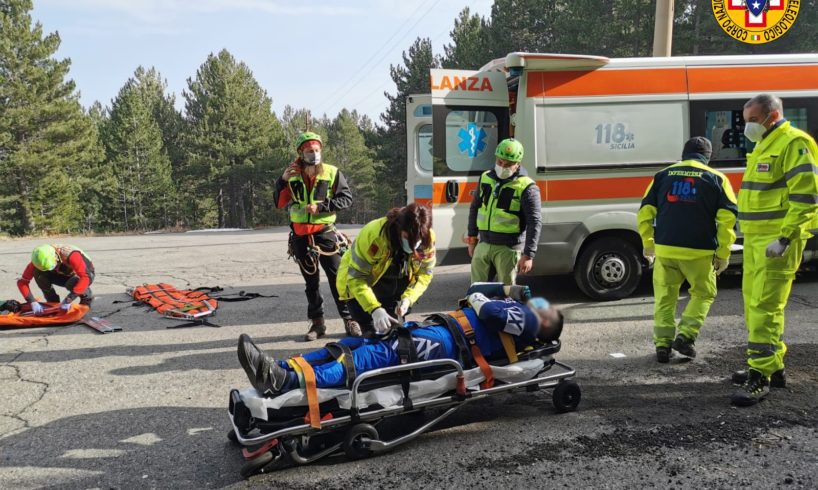 Linguaglossa, ciclista infortunato salvato sull’Etna dai volontari del Sass: allertati dagli amici della vittima