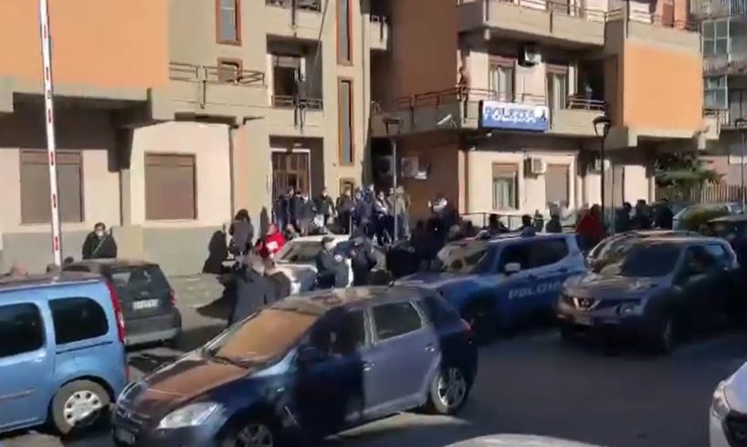 ‘Adrano libera’, l’uscita degli arrestati dal Commissariato (VIDEO)