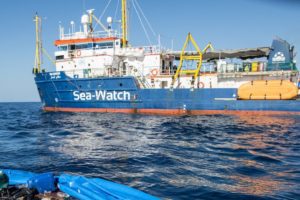 Migranti, barcone con 90 persone al largo di Lampedusa. Sea Watch: “Salvateli”