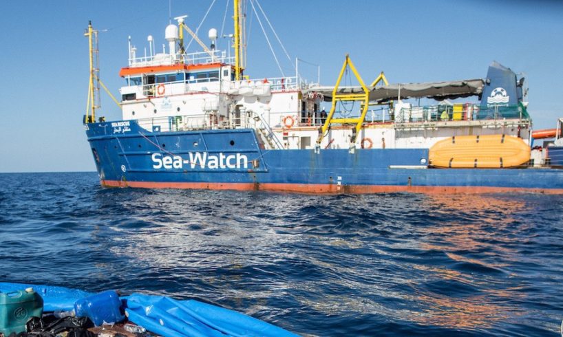 Migranti, barcone con 90 persone al largo di Lampedusa. Sea Watch: “Salvateli”