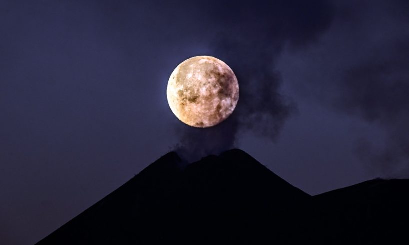 Etna, la luna tramonta sul ‘cucuzzolo’ della Montagna: la foto di Fabrizio Villa fa il giro del mondo