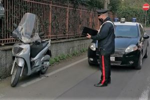 Misterbianco, rubano scooter e tentano la fuga: due giovani arrestati, uno è minorenne