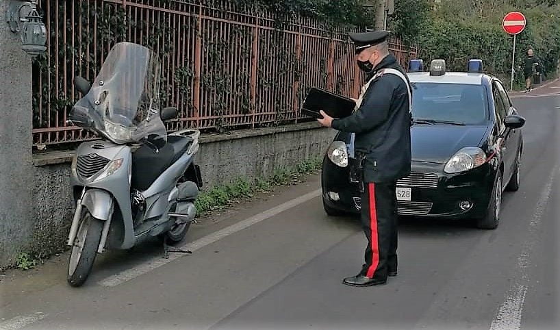 Misterbianco, rubano scooter e tentano la fuga: due giovani arrestati, uno è minorenne