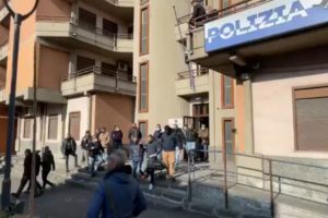 Adrano, dalla Polizia un altro colpo al clan Scalisi: la ‘sfilata’ in commissariato dei fermati (VIDEO)