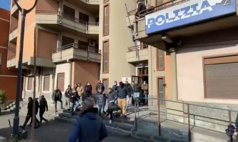 Adrano, dalla Polizia un altro colpo al clan Scalisi: la ‘sfilata’ in commissariato dei fermati (VIDEO)