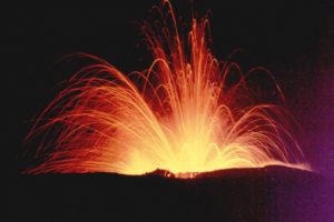 Etna, altra fontana di lava nella notte: emissione di cenere e trabocco lavico verso Valle del Bove