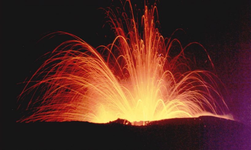 Etna, altra fontana di lava nella notte: emissione di cenere e trabocco lavico verso Valle del Bove