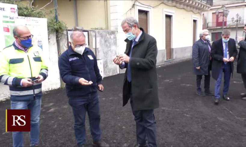 Etna, la cenere provoca danni per decine di milioni: nei Comuni colpiti scatta la conta