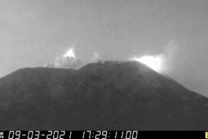 Etna, nuovo parossismo sul vulcano: fronte lavico a quota 1800 m