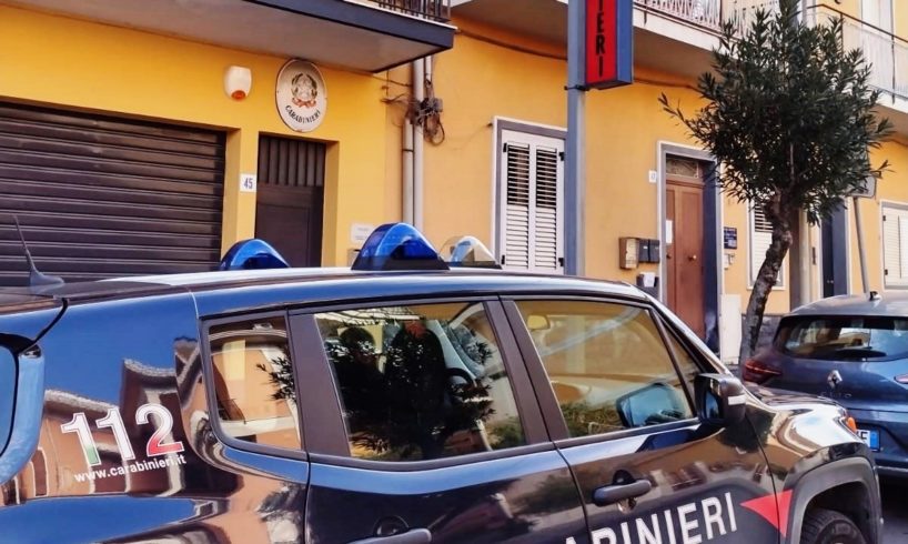 Pedara, 21enne ai domiciliari dopo violenza con fidanzata: madre e sorella maltrattate rifiutano di accoglierlo