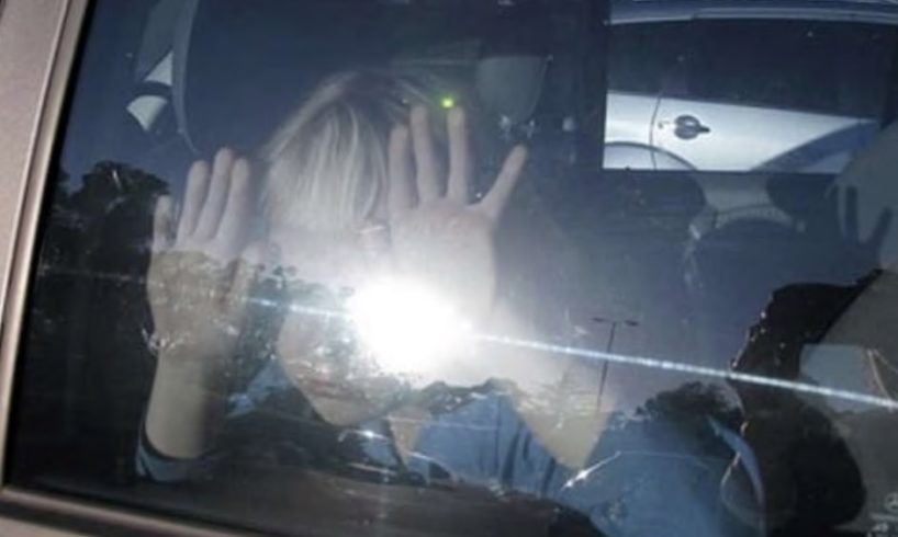 Catania, lascia i figli in auto sotto il sole per andare in negozio di telefonia: denunciato per abbandono di minori