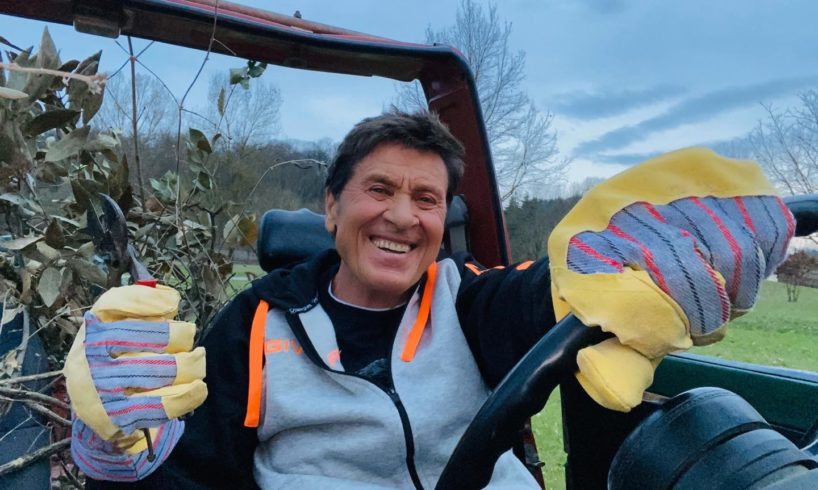 Gianni Morandi in ospedale: brucia sterpaglie in giardino e si ustiona le gambe