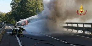 Catania, incendio nel vano motore di un autobus Amt: i passeggeri avvertono i Vigili del Fuoco