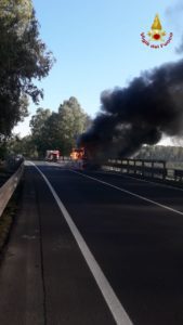 Catania, incendio nel vano motore di un autobus Amt: i passeggeri avvertono i Vigili del Fuoco