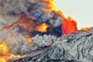 Etna, esaurita la fase parossistica n.13: colata lavica verso Valle del Bove