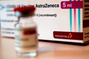 Vaccino, AstraZeneca: dopo il blocco si può fare il richiamo con dose diversa? Risponde l’esperto