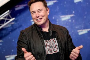 L’ennesima bizzarria di Elon Musk: si è fatto incoronare ‘Tecnoking’