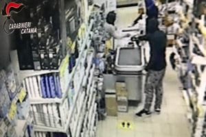 Grammichele, rapinò supermercato armato di coltello: 15 arrestato e trasferito in una comunità (VIDEO)