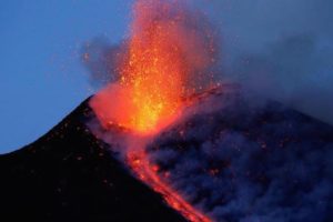 Etna di nuovo in subbuglio: fontana di lava al cratere di sud-est