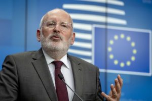 Covid, Timmermans: “UE pronta a sequestrare vaccini se aziende non rispettano consegne”