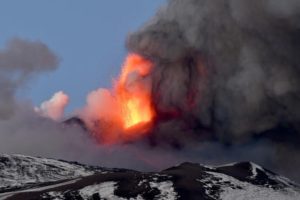 Etna, nuova attività esplosiva al cratere di sud-est: a Fontanarossa chiuso uno spazio aereo per la pioggia di cenere