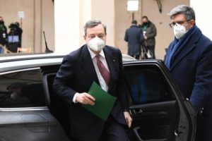 Covid, vaccinazione a un punto di svolta: Draghi: “Differenze tra regioni”. Hub aperti 12 ore al giorno