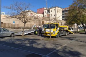 Paternò, in Piazza Nassirya scerbamento e… rimozione auto: automobilisti indisciplinati non rispettano divieto