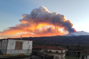 Etna, nube di cenere alta 7 km: è tornata la fontana di lava