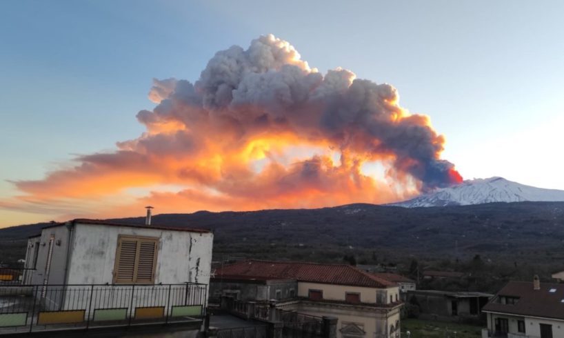 Etna, nube di cenere alta 7 km: è tornata la fontana di lava