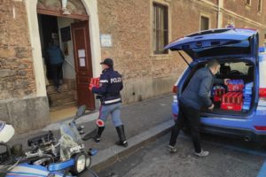 Catania, Polizia dona alimenti per il pranzo di Pasqua all’istituto delle suore di Madre Teresa di Calcutta