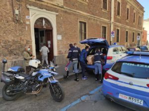 Catania, Polizia dona alimenti per il pranzo di Pasqua all’istituto delle suore di Madre Teresa di Calcutta