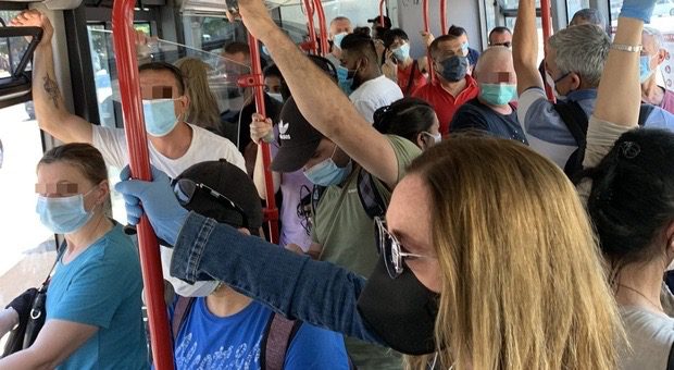 Covid, il virus viaggia in autobus e sui treni: controlli Nas rilevano 32 casi di positività